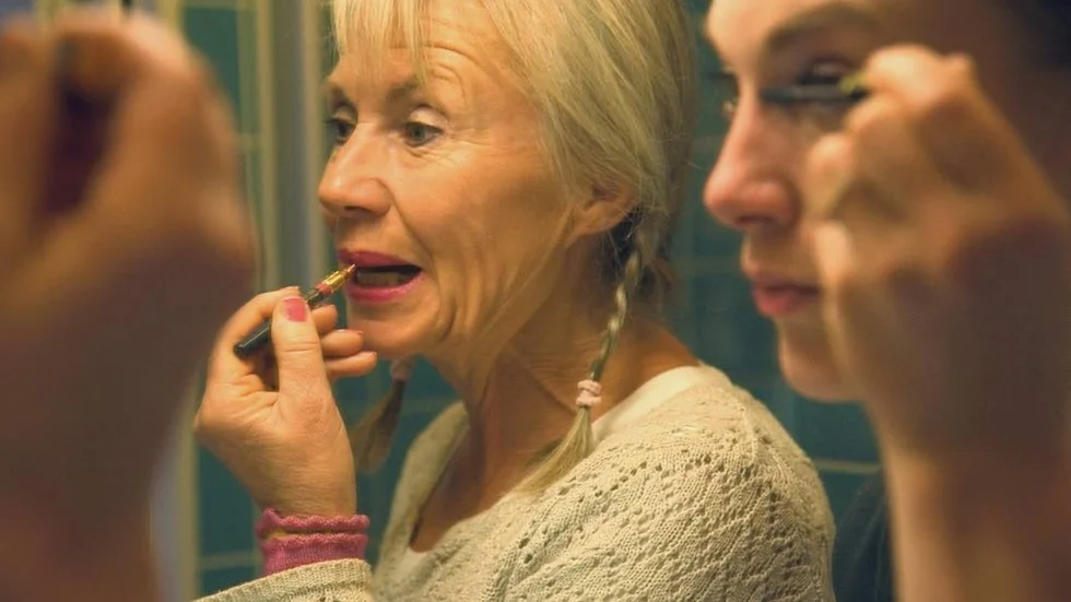 Förhållandet till den egna kroppen är en av huvudtrådarna i dokumentären Speglingar, om konstnären Karin Broos och hennes dotter Sara Broos.
