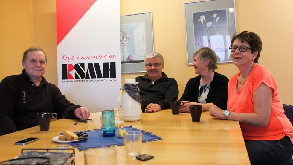 Lennart Höglund, Clarence Dahlström, Sylvia Höglund och Rose-Marie Åberg i RSMH:s lokaler på Storgatan. ”Vi vill visa att det finns en väg till att må bättre”. Foto: Rebecca Forsgren Malmström