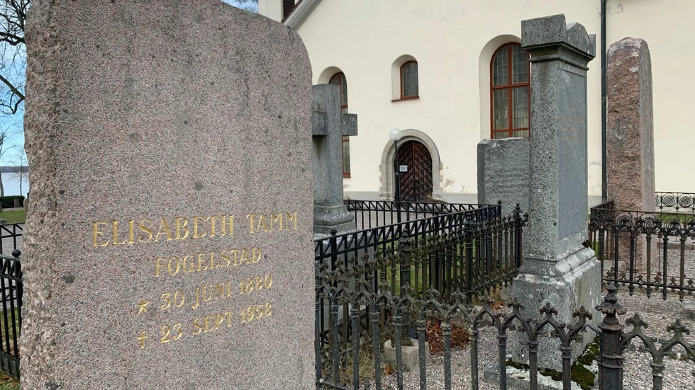 Elisabet Tamm ligger begravd vid Julita kyrka. "Utan alla gamla stenar vore det ingen kyrkogård", tycker Clara Waller.