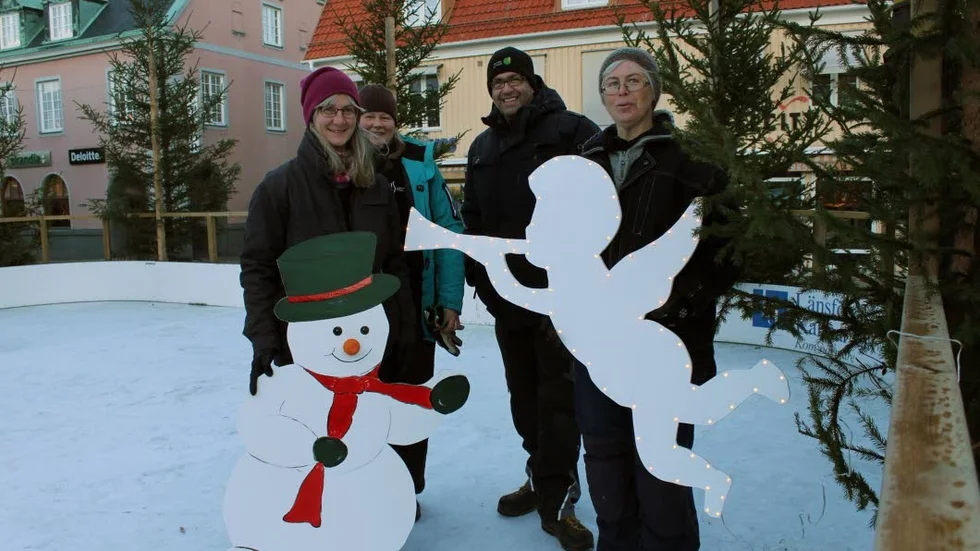 Bygger. Några av dem som bygger årets isbana på Stora torget i Västervik, från vänster Yrza Grip, Liselott Johansson, Tobias Keller och Cina Dahlgren.