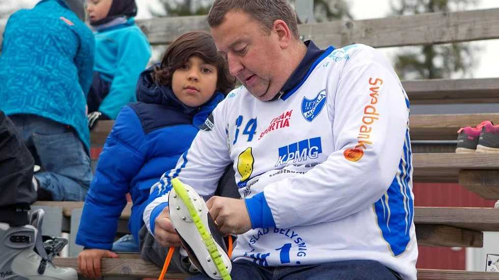 Kandidat. Pär Beckne knyter skridskor på en av deltagarna på IFK:s bandyfritids. För det projektet är IFK:s klubbchef nu en av de nominerade till Årets östgöte.