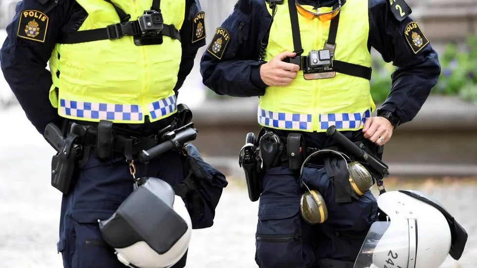 Samhällsyrke.
För att minska alienationen i utanförskapsområden bör fler invandrarungdomar rekryteras till polisyrket.