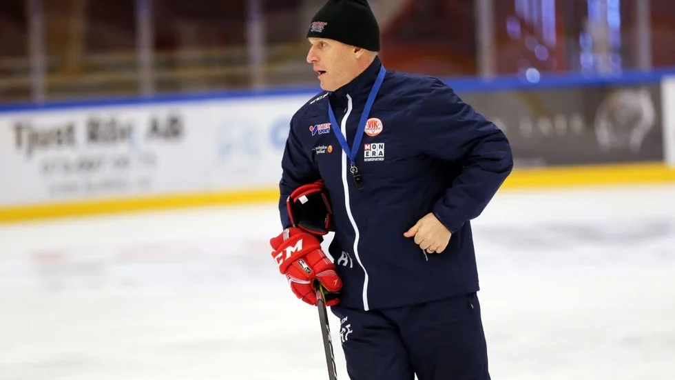 Svängdörrar. En in och en ut. Så är det för Roger Forsbergs backar just nu.