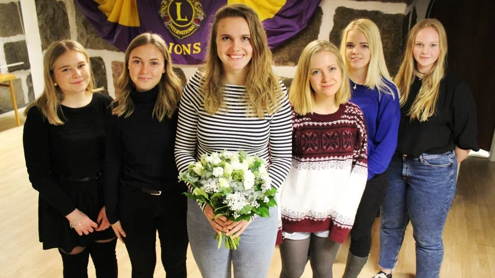 Hela följet. Västerviks lucia 2017 heter Alice Erlandsson (mitten).
Kring henne står tärnorna Moa Henriksson, Filippa Bäckström-Linder, Linnea Wignell, Tilde Nordqvist och Alice Andersson.