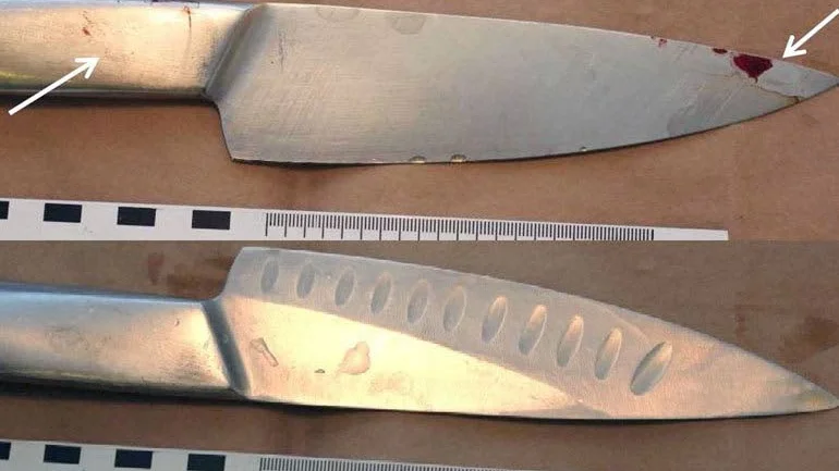 Flera blodiga knivar hittades i lägenheten när polis och ambulans kom på plats.