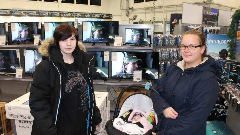 Josefin Karlsson, till vänster, och Erika Karlsson (med lilla Ebba Karlsson, tre månader i vagnen) bryr sig inte särskilt mycket om Black Friday och de erbjudanden som handeln lockar med.