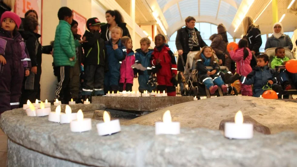 Förskolebarnen fick placera ut ljus för att manifestera barnets rättigheter runt om i världen.