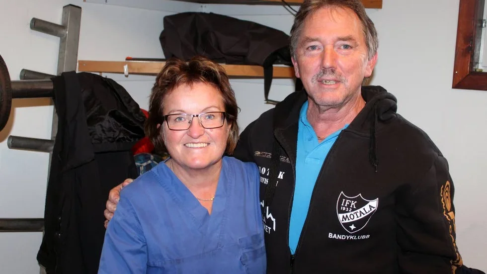 REHABTEAMET. Riitta Sundvall och Bertil Sundvall har viktiga uppgifter nu under den tuffa kvalserien. De hjälper IFK-spelarna att vara hela.