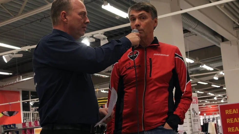 Pengastöd. Speakern Henrik Elofsson ropade upp representanter från alla föreningar upp på en liten scen. Här, OK Motalas Sune Carlsson som säger att bidraget betyder mycket för ungdomsverksamheten.