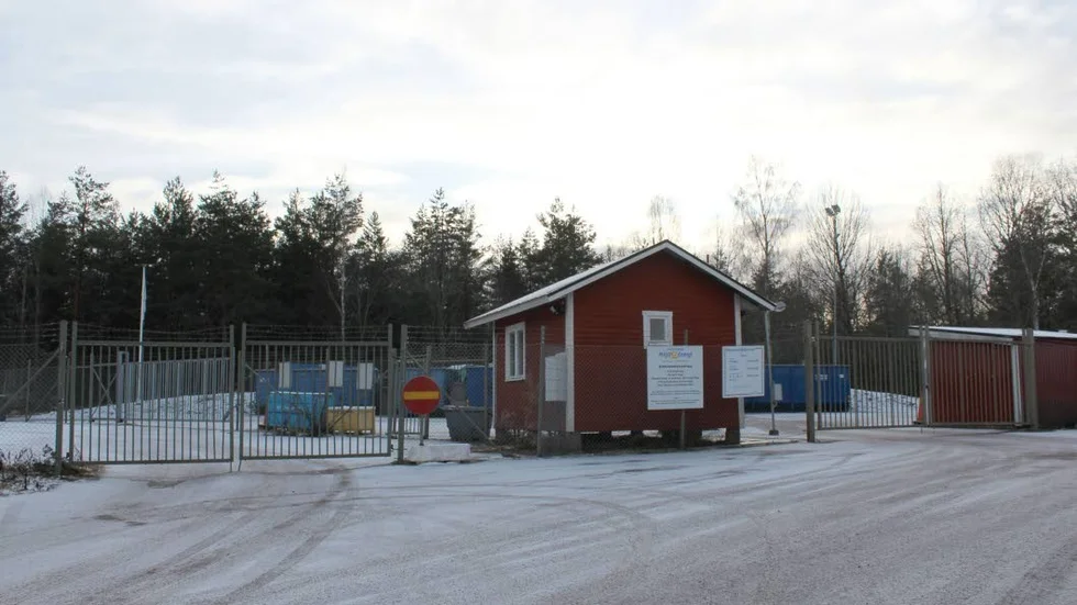 Ny plats. Här, till vänster om återvinningscentralen i Överum, ska den nya återvinningsstationen ligga. Innan dess ska dock grindarna flyttas.