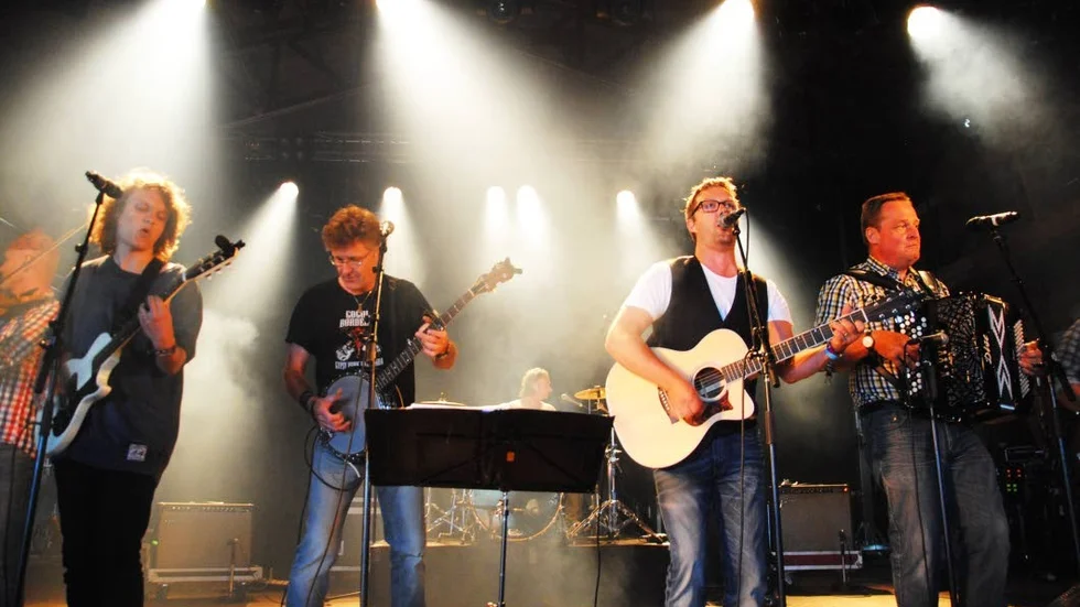 O Street band består av medlemmar från bland annat Lifvens. På bilden spelar Lifvens på "This is Hultsfred" 2013.