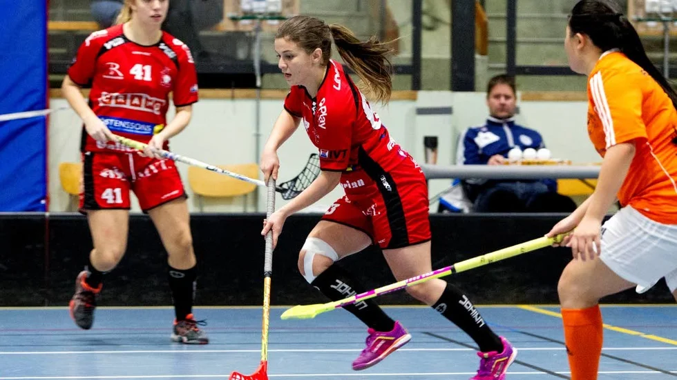 MÅLSKYTT. Adelia Pennisi gjorde mål när Solfjäderstaden vann borta mot Åtvidaberg i ettan. Ett hinder kvar innan seriefinalen är ett faktum.
