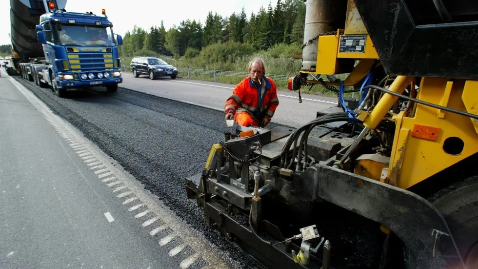 Ända fram till torsdag nästa vecka ska asfaltering ske på E4 under nätterna.