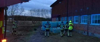 Brand i höbalar vid ridhus