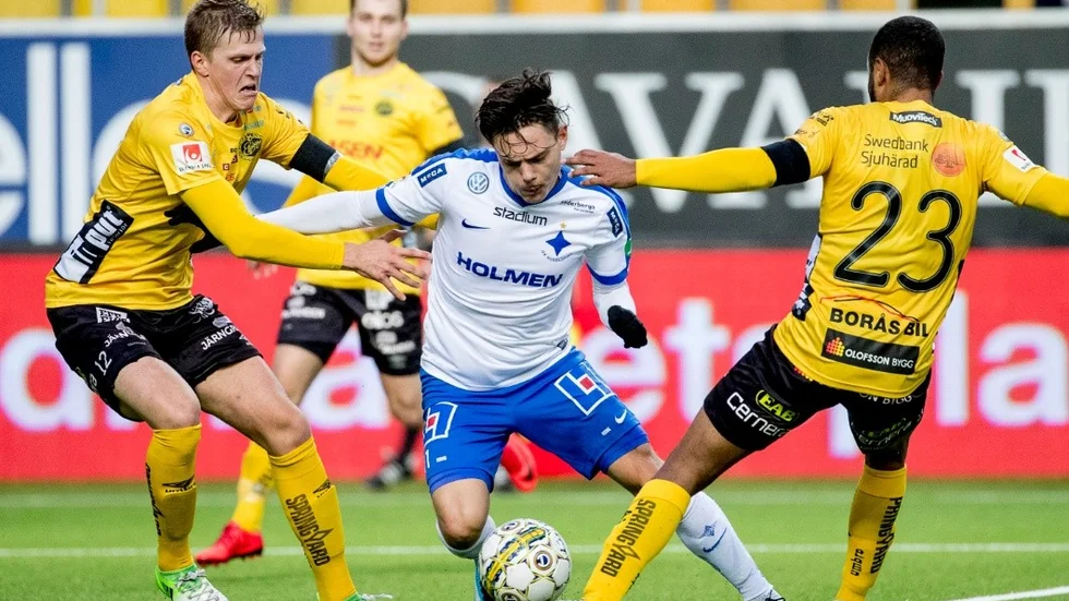 IFK Norrköpings David Moberg Karlssoni duell med Elfsborg-spelare. Bilden tagen förra säsongen.