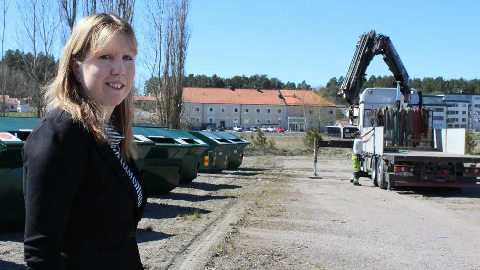 Nya containrar. Igår kom de nya containrarna på plats alldeles intill den gamla återvinningsstationen. "Det borde inte gå att missa den" säger Theres Stark, VA-chef.
