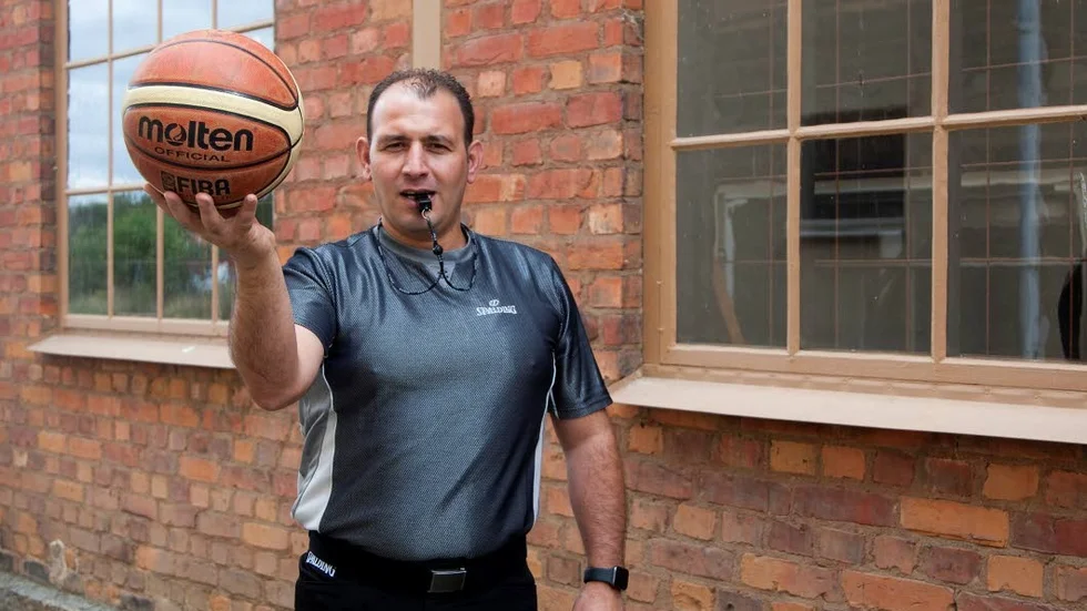 Basket och föreningsliv brinner Garo Krikorian, domare, ledare och tidigare spelare, för. Krikorian drömmer om att vara på plats någon gång när basket-VM spelas, eller på en NBA-match i USA.