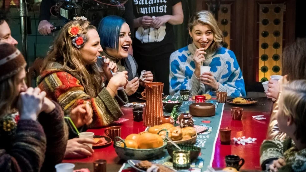 I rollerna ser vi bland andra Lena Philipsson, Cecilia Forss, Johan Rheborg, Shima Niavarani, Sofia Ledarp och Ulla Skoog.