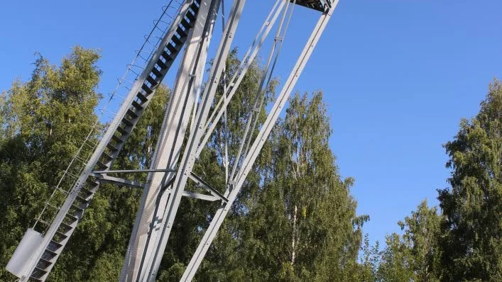 Utbildare Johan Svensson övervakar övningen från marken.