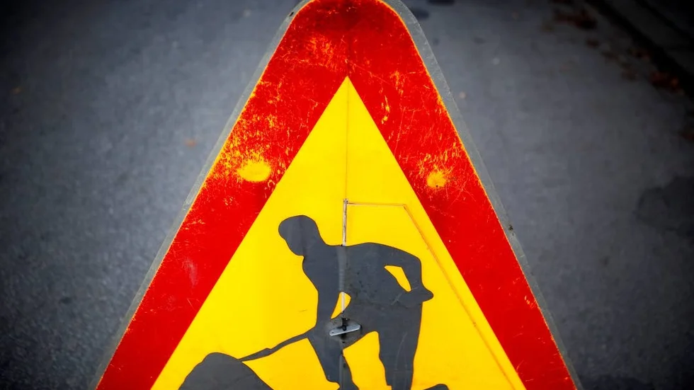 Polisen fick anmälningar både från chauffören och vägarbetarna. Chauffören påstår sig ha blivit misshandlad med en kvast och vägarbetarna hävdar att chauffören körde för fort och slagit till en av dem.