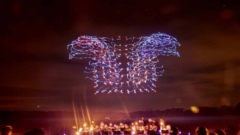 "Droneworks". Intels LED-lastade drönare i en fyrverkeriliknande ljusshow.