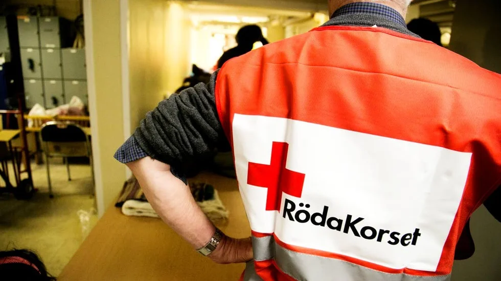 Hjälpare i nöden. Men inte alla uppskattar att Röda Korset ringer på, berättar om sitt arbete och söker månadsgivare.