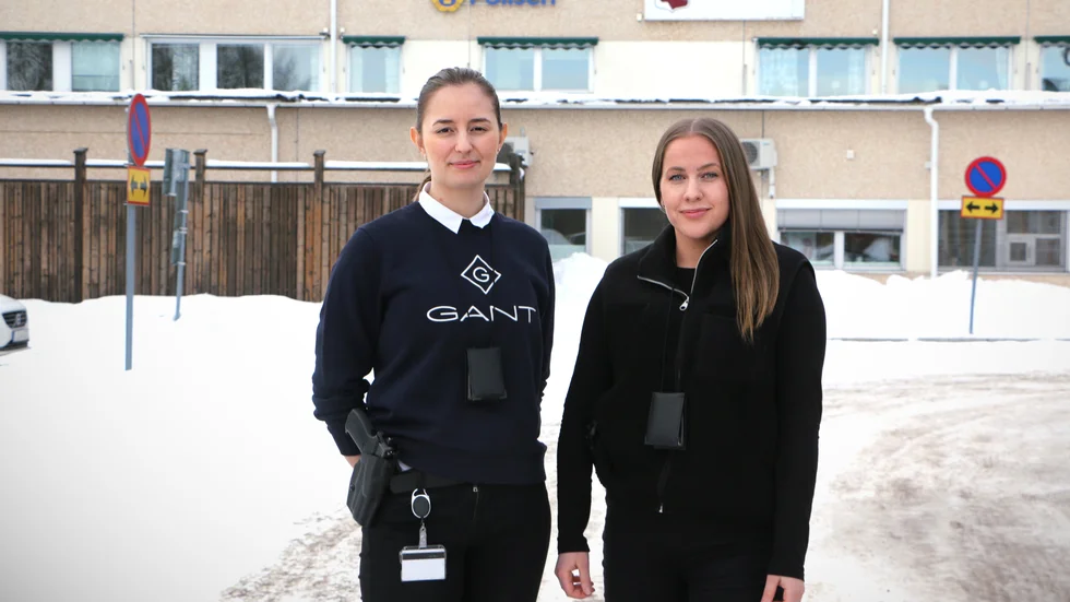 Jevgenia Sarapova och Jenny Markström trivs väldigt bra på polisstationen i Piteå som de också har valt som tjänstgöringsort efter avslutad utbildning. "Det är otroligt familjärt och alla tar hand om varandra", säger Jevgenia Sarapova.