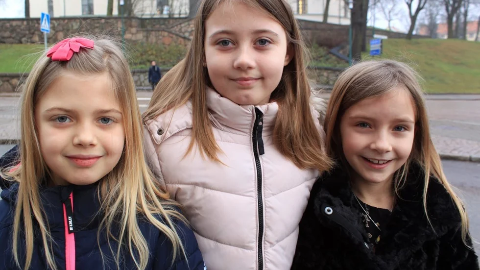 Den pärlande trion Tilde Widéen, Ronja Rubertsson och Stina Lamberg Fjällgård, alla 8 år, är med i den direktsända Cancergalan i TV4 i kväll. "Det ska bli jättespännande", tycker tjejerna, som inte minst ser fram emot att mingla med Robin Bengtsson. Foto: Rebecca Forsgren Malmström/ Tilde de Paula Eby och Bengt Magnusson leder kvällens gala. Foto: Peter Knutsson, TV4.