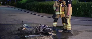 Moped i brand i Hageby