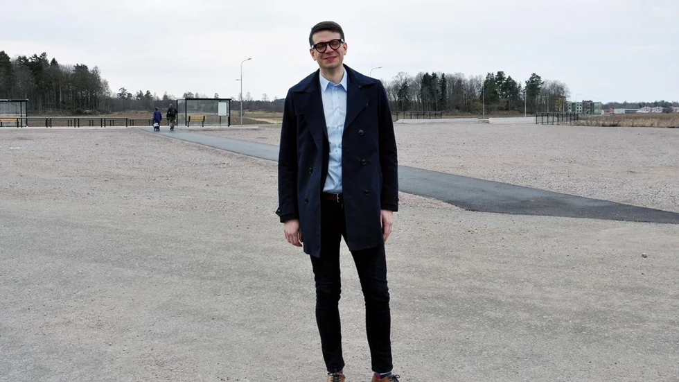 Elias Aguirre, här på det som snart kommer att vara den nya stadsdelen Djurgården, är glad åt att det kan bli lite bonus pengar till byggandet.