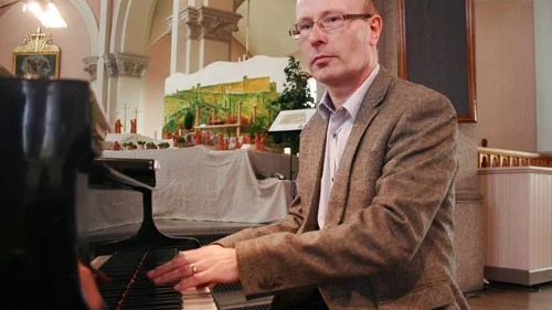 Pianovirtuos. 50-årige Bo Ingelberg arbetar som kyrkomusiker i Västerviks församling sedan elva år tillbaka. "Det vill jag fortsätta med", fastslår han.