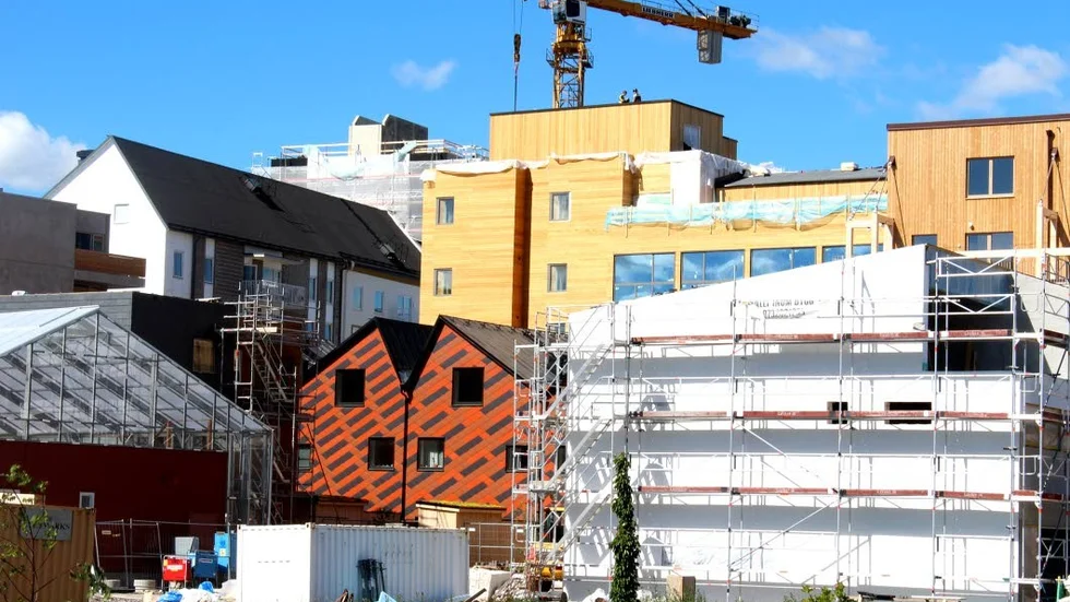 Vallastaden. Byggverksamheten kommer att vara febril ända till mässans start 2 september. Några hus kommer inte att bli färdiga i tid.