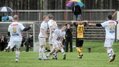 Östria/Lambohov jublar efter sin osannolika vändning på Gullemon från 0-1 till 2-1 i slutminuterna. Foto: Magnus Strömsten