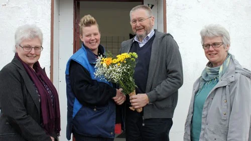 Kicki Ottosson på Totebo gård (i mitten). Här med Ing-Marie Davidsson, Åke Pettersson och Lena Svensson från Tunaläns hushållsgille.
