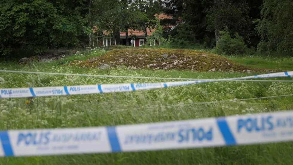 En kvinna och en man hittades mördade i ett hus utanför Mantorp.