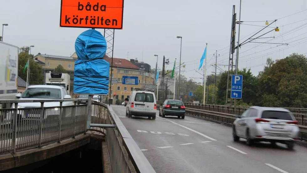 För att minska bilköerna när Kallerstadsleden är avstängd får bilister köra i bussfilen på Tullbron.