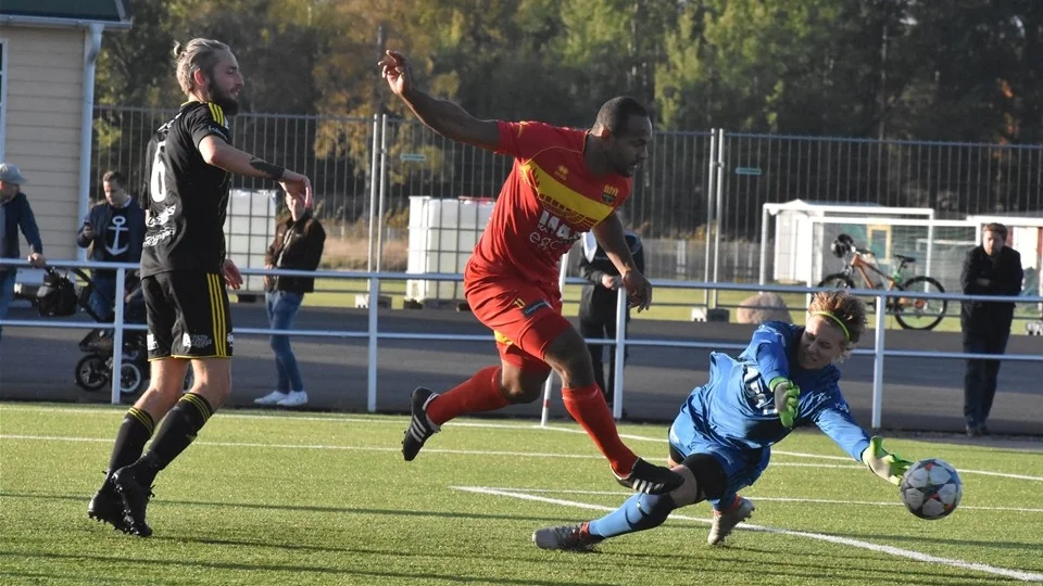 Vimmerby IF:s unge målvaktstalang Gustaf Johansson fick en tuff division 2-debut. Gästande Arameisk-Syrianska vann med 5-0 - trots det var Gustaf en av de spelare som kan kvittera ut ett gott betyg efter matchen. Här får han och Johan Lundin se Fredrik Notice göra 3-0.