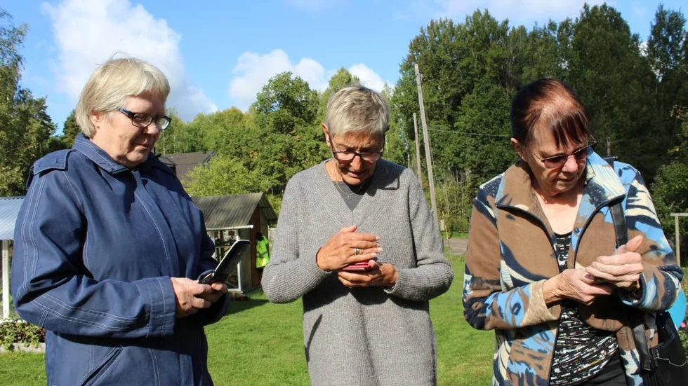 Inga signaler. Teliakunderna Margareta Hjelm, Eva Lingqvist och Gerd Edström är besvikna på svag mobiltäckning i området kring Sunnebo.