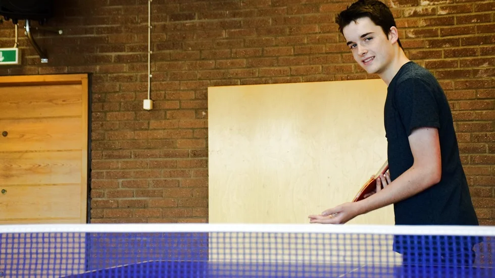 Daniel Gustafsson spelar både vanlig pingis och parabordtennis. Han passar ofta på att träna inne på Hagadal i Hultsfred. Foto: Elin E Elmström