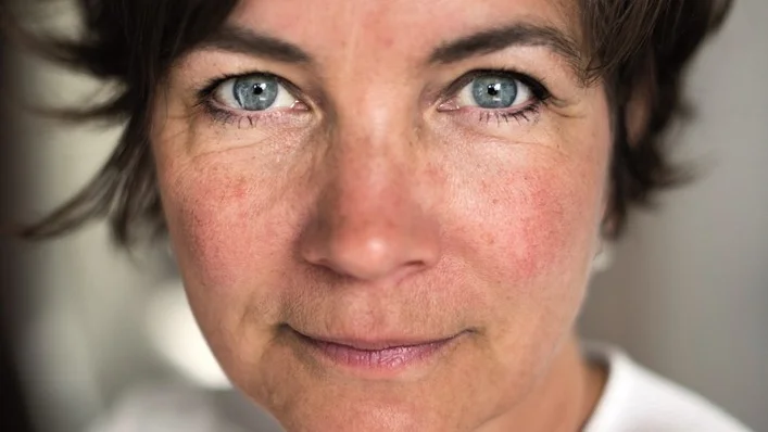 ”Varje Vågs” handling utspelar sig på havet mellan Karlshamn och New York. Föreställningen framförs av de tre skådespelarna Angela Kovàcs, Bengt Dahlberg och Olof Bergström och är regisserad av Robert Jelinek.Foto: Lina Alriksson