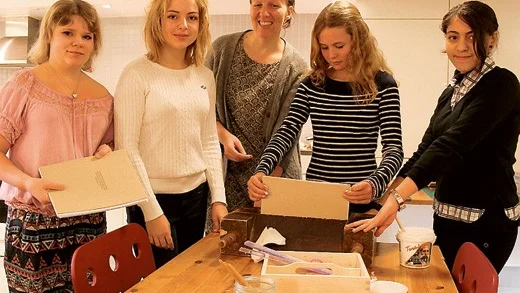 Eleverna Alicia Rydholm, Agnes Nord, museipedagog Lina Ludvigsson, Emilia Fyhr och Lilas Ismail jobbar med gammal utrustning när böckerna ska bindas ihop.