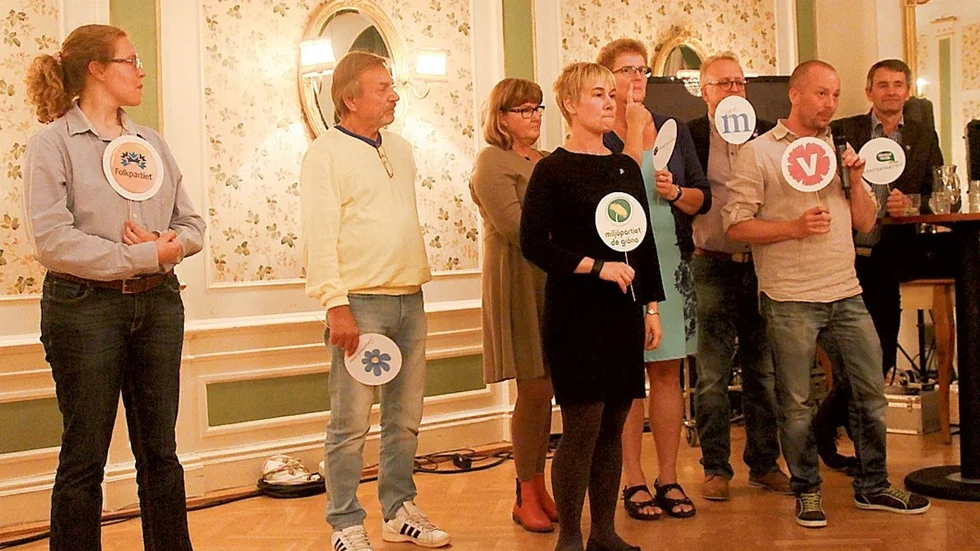 För eller emot? Politikerna fick manifestera sin åsikt genom att placera sig utefter en linje. Här är de flesta för att satsa mer på marknadsföring av industritomterna. Från vänster: Mari Sellin (FP), Sandor Högye (SD), Caroline Axelsson (MP), Helen Nilsson (S), Elisabeth Lago Nilsson (KD), Micael Glennfalk (M), Lars Johansson (V) och Per-Åke Svensson (C).