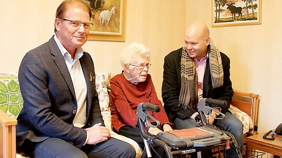 Moderaternas Harald Hjalmarsson och Jon Sjölander besökte Dalsgården på fredagen.