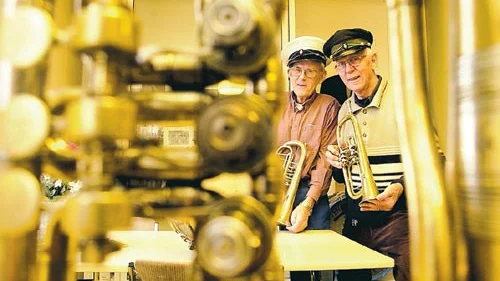 Lennart Karlsson och Kurt Snygg, två av veteranerna i Vena Musikkår, visar gärna utställningen för besökare. Foto: Olof Carlson
