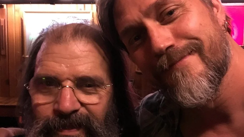 Kalle Sellbrink tillsammans med sin stora idol Steve Earle