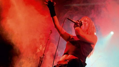 Arch Enemys sångerska Angela Gossow skriker gärna