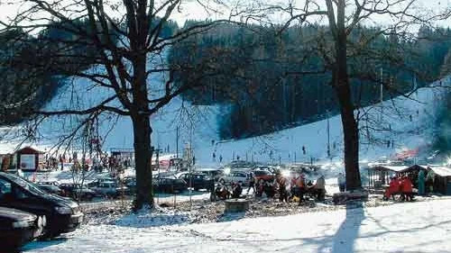 En härlig soldag i Tolvmannabacken, Kisa. Skidanläggningen hade drygt 20 000 besökare under säsongen.