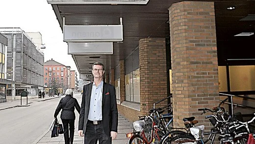 Cents vd Peter Myrgård hoppar över diket igen.