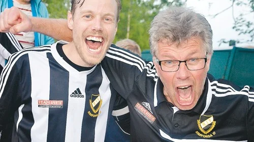 Matchhjälten Henrik Persson och tränaren Thomas Gustafsson skrek ut sin glädje efter slutsignalen. Foto: Janne Strömsten