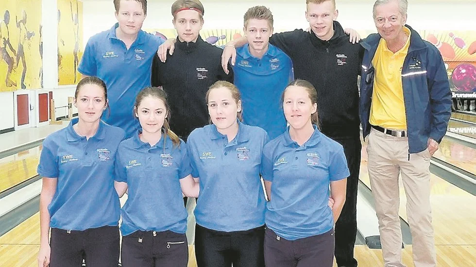 REPRESENTERADE SVERIGE. Åtta ungdomar från bowlinggymnasiet i Nässjö, däribland Vimmerbykillen Anton Sandberg (i mitten på den övre raden), fick åka till Qatar för att möta bowlare från nio andra nationer. Foto: Qatar Bowling Federation